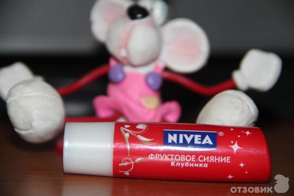 Бальзам для губ Nivea Фруктовое сияние Клубника фото