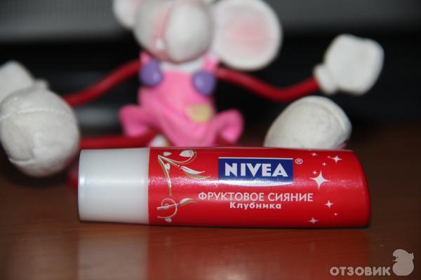 Бальзам для губ Nivea Фруктовое сияние Клубника фото