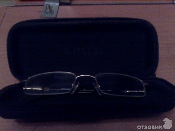 очки в чехле
