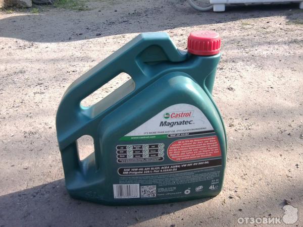 Полусинтетическое моторное масло Castrol 10W-40 фото