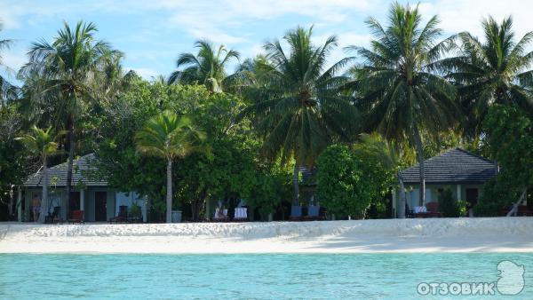 Вид с океана на бунгало, Sun Island, Мальдивы