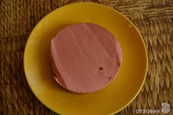 Вес кусочка докторской колбасы. Кусочки докторской колбасы. Кусок вареной колбасы. 100 грамм вареной колбасы. 30 грамм колбасы.