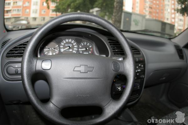 Автомобиль Chevrolet Lanos седан фото