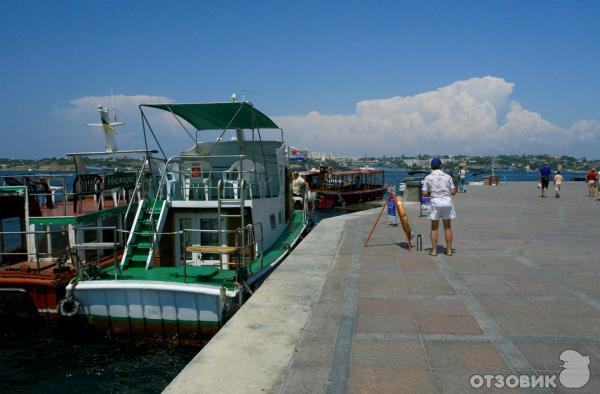 Множество корабликов к услугам желающих прокатиться по волнам