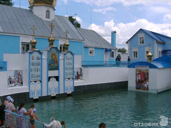 Почаевская лавра. Источник Св. Анны (Украина, Почаев) фото